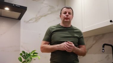 Tecrübeli bir aşçı, modern bir mutfakta iyi organize edilmiş çatal bıçaklarla akşam yemeği için malzemeler hazırlıyor. Odaklanmış ve yetenekli görünüyor. Düzenli bir şekilde düzenliyor.