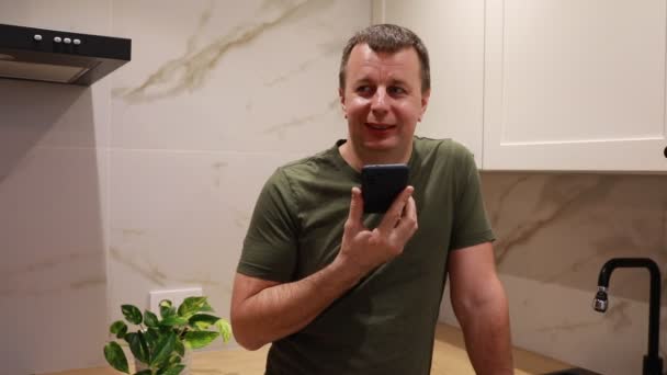 Seorang Pria Terlihat Berdiri Dapur Memegang Ponsel Dia Tampaknya Akan — Stok Video