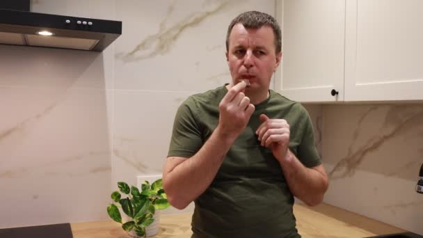 Dobře Osvětlené Moderní Kuchyni Ochutnává Muž Čerstvě Uvařené Čokoládové Lanýže — Stock video