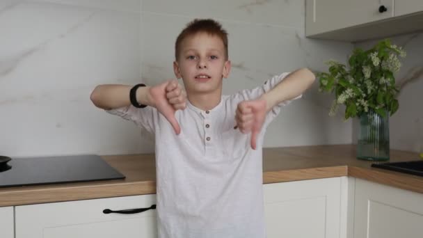 Ein Kleiner Junge Steht Der Mitte Einer Modernen Küche Und — Stockvideo