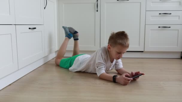 Ein Kleiner Junge Liegt Gemütlich Auf Dem Bauch Auf Einem — Stockvideo
