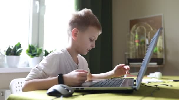 Soustředěný Mladý Chlapec Sedí Stolem Dobře Osvětlené Místnosti Pozorně Komunikuje — Stock video