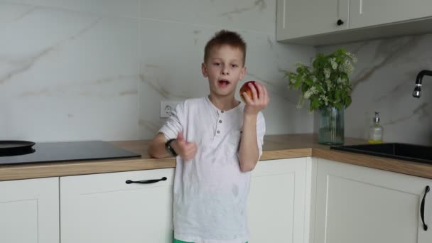 Genç Bir Çocuk Aydınlık Havadar Bir Modern Mutfakta Durmuş Parlak — Stok video