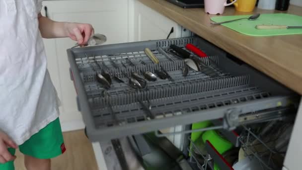 Gündelik Kıyafetli Bir Adam Parlak Çağdaş Bir Mutfakta Bulaşık Makinesinden — Stok video