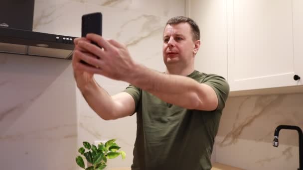 Homme Concentré Interagit Avec Son Smartphone Tout Restant Debout Dans — Video