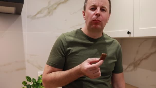 Homme Déguste Une Barre Chocolat Maison Dans Cadre Cuisine Contemporaine — Video
