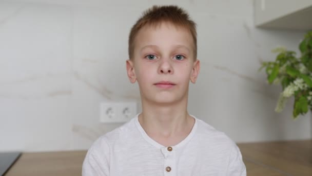 Молодий Хлопчик Коротким Волоссям Спокійно Стоїть Добре Освітленому Внутрішньому Просторі — стокове відео