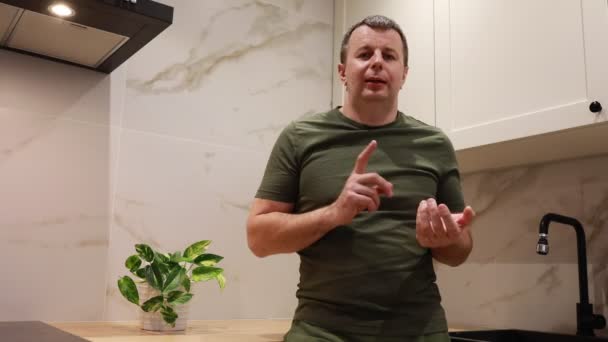 Ein Mann Mit Grünem Hemd Steht Einer Küche Steht Fest — Stockvideo