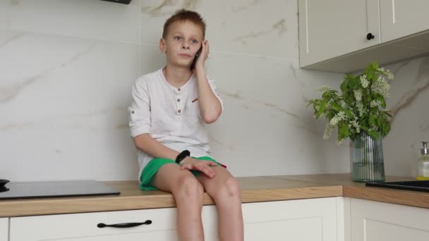 Bir Kız Tezgaha Tünemiş Telefon Görüşmesi Yapıyor Mutfakta Rahatça Otururken — Stok video