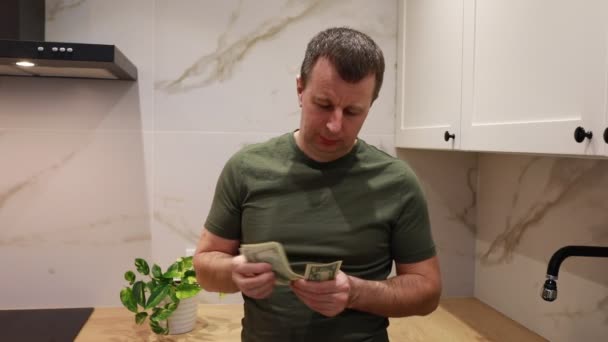 Bir Adam Mutfak Tezgahının Yanında Duruyor Sıcak Aydınlatmayla Aydınlatılıyor Titizlikle — Stok video