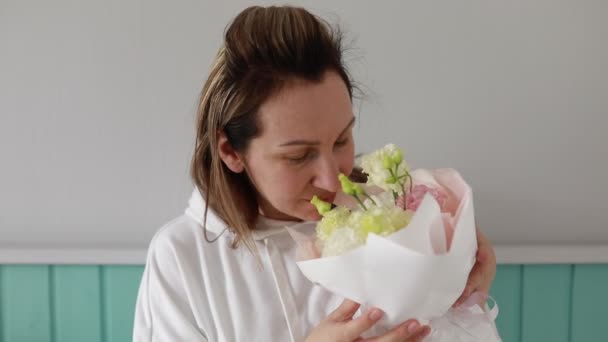 Kobieta Zostaje Złapana Doceniając Zapach Świeżego Bukietu Kwiatów Siedząc Osobliwej — Wideo stockowe
