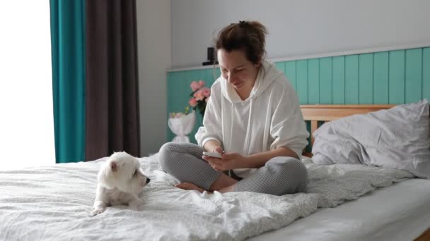 Una Mujer Pijama Cómodo Comienza Día Sentada Cama Con Perro — Vídeos de Stock