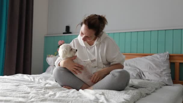 Egy Kényelmes Pizsamában Osztozik Egy Gyengéd Pillanaton Kis Fehér Kutyájával — Stock videók