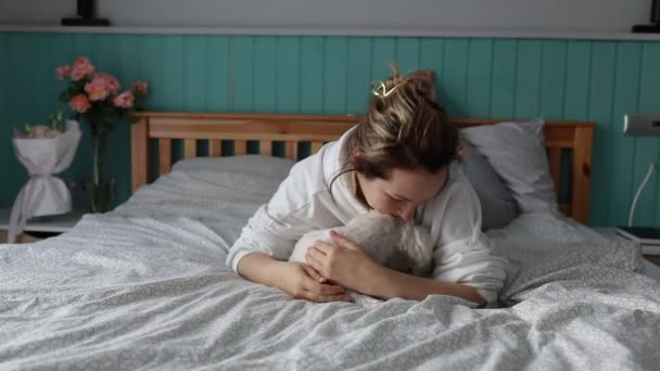 Egy Nyugodt Fiatal Nyújtózkodik Miközben Fekszik Ágyban Elégedett Kifejezéssel Mint — Stock videók