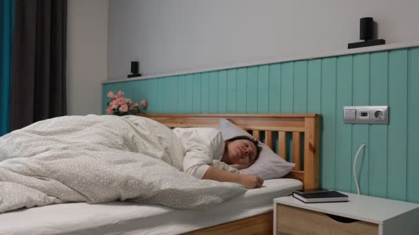 Een Jonge Vrouw Slaapt Rustig Haar Eigentijdse Slaapkamer Met Teal — Stockvideo