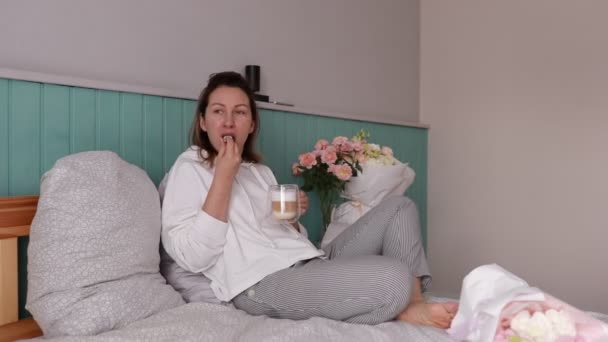 Kvinde Slapper Komfortabelt Sin Seng Klædt Hyggelig Pyjamas Afslappet Spiser – Stock-video