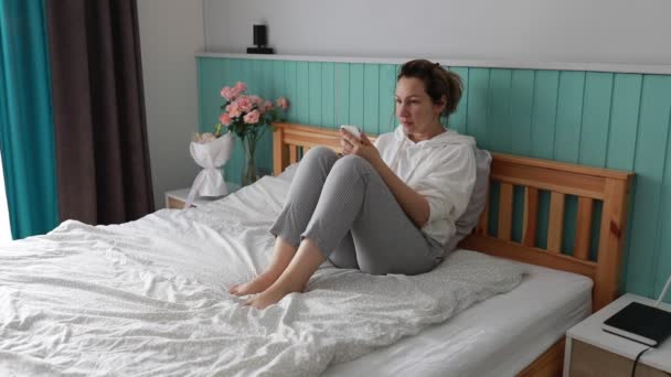 Een Vrouw Zit Comfortabel Haar Bed Met Gekruiste Benen Diep — Stockvideo
