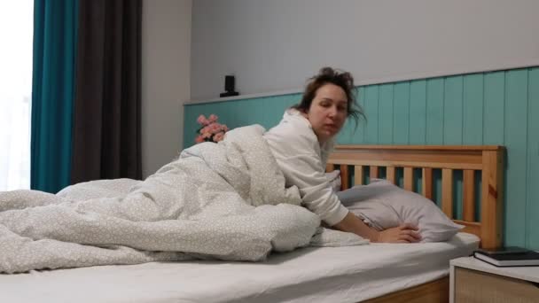 Una Mujer Joven Está Envuelta Ropa Cama Suave Durmiendo Tranquilamente — Vídeo de stock