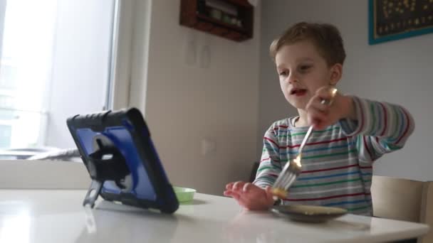 Uma Criança Pequena Está Sentada Uma Mesa Cozinha Profundamente Focada — Vídeo de Stock