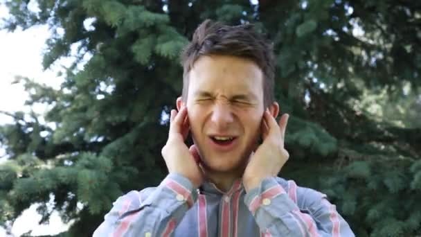Látják Hogy Egy Férfi Mobilt Tart Füléhez Beszél Hallgatja Beszélgetést — Stock videók