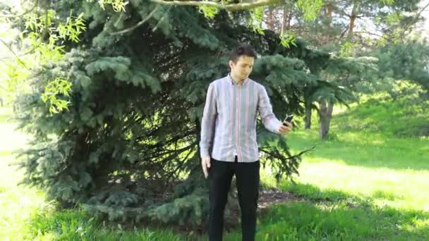 Ein Junger Mann Einem Lässig Gestreiften Hemd Verbringt Einen Gemütlichen — Stockvideo