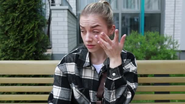 Uma Jovem Mulher Sentada Banco Parque Madeira Ajusta Cuidadosamente Maquiagem — Vídeo de Stock