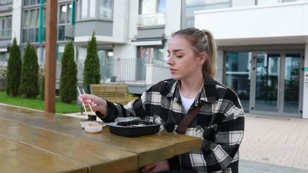 Μια Γυναίκα Κάθεται Ένα Τραπέζι Πικ Νικ Και Τρώει Φαγητό — Αρχείο Βίντεο