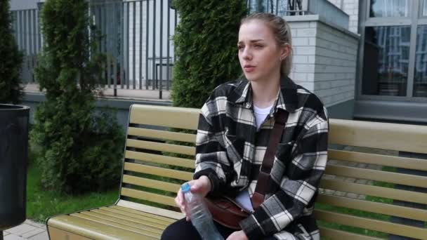Mladá Žena Sedí Pohodlně Lavičce Parku Uvolněným Postojem Ruce Drží — Stock video