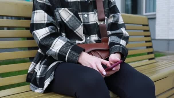 Ekose Ceket Siyah Pantolon Giymiş Genç Bir Kadın Ahşap Bir — Stok video