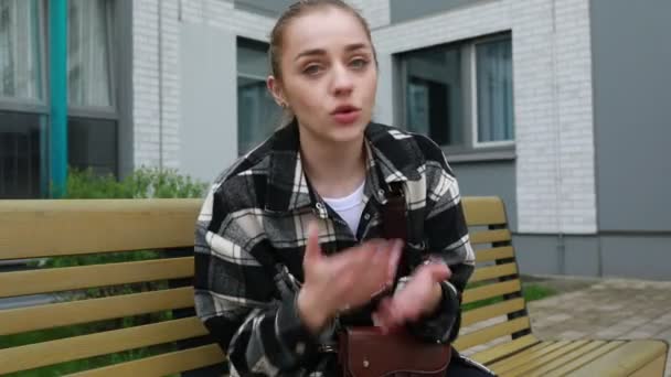Mladá Žena Sedí Lavičce Dřevěném Parku Při Komunikaci Gestikuluje Rukama — Stock video