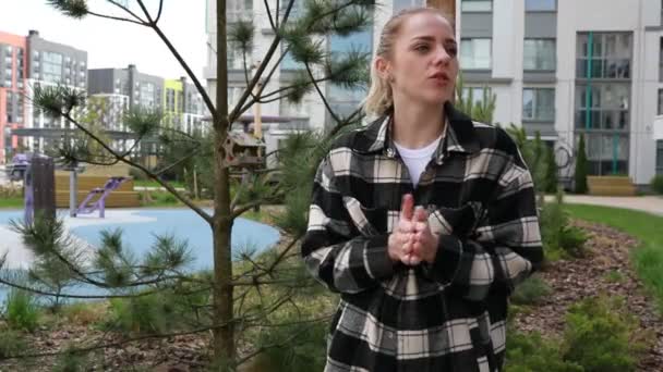 Kvinna Står Bredvid Ett Stort Träd Rymlig Park Klar Himmel — Stockvideo