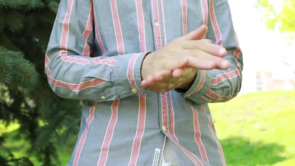 Mężczyzna Ubrany Koszulę Paski Trzyma Ręce Przed Sobą Męskie Dłonie — Wideo stockowe