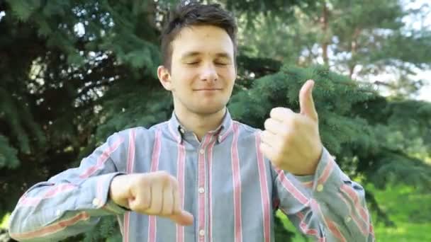 Veselý Mladý Muž Pruhované Košili Stojí Bujném Zeleném Parku Slunečného — Stock video
