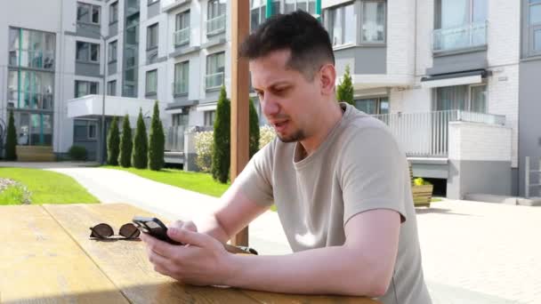 Stolu Sedí Muž Zabraný Obrazovky Mobilního Telefonu Zdá Soustředěný Zaujatý — Stock video