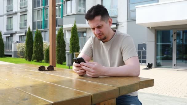 Stolu Sedí Muž Soustředí Svůj Mobilní Telefon Čte Obsah Obrazovce — Stock video