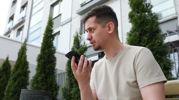 Mężczyzna Patrzy Uważnie Ekran Telefonu Komórkowego Pochłonięty Tym Się Wyświetla — Wideo stockowe