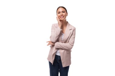 Beyaz arka planda siyah saçlı, etkileyici genç bir kadın..