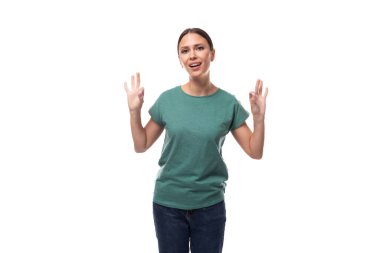 Toplanmış saçlara aşık olan genç esmer kadın, basit bir tişört ve kot pantolon giyer..