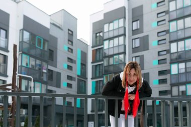 Karlı havada şehirde dolaşan Avrupalı bir kadın.