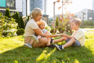Bir anne ve iki enerjik oğlu hareketli bir oyun parkında eğlenceli aktivitelere girişiyor. Güneş ışıl ışıl parlıyor, onlar gülerken ve birlikte geçirdikleri zamanın tadını çıkarırken güzel gölgeler bırakıyor.