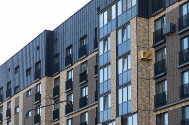 Bu yüksek katlı apartmanlar, çok sayıda birimin yer aldığı çağdaş konut tasarımına örnek teşkil ediyor. Mimari, kentsel yaşam için hem estetik cazibe hem de işlevselliği vurguluyor.