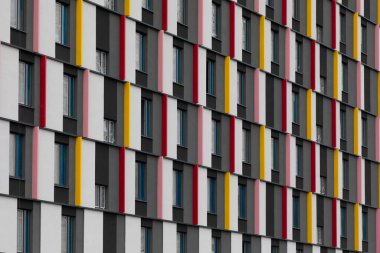 Renkli yüksek katlı apartman binaları, kiracılar ve alıcılar için çeşitli emlak sigortası ve konut çözümleri vurguluyor..