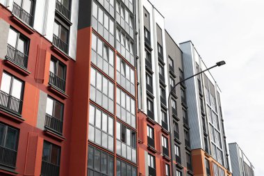Bu yerleşim bölgesinde kentsel yaşam için tasarlanmış birkaç yüksek katlı apartman var. Bu yapılar modern mimariyi ve şehirdeki kira ve ipotek seçeneklerini vurguluyor.