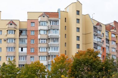 Çevresinde yeşillik olan bir yerleşim alanına yerleştirilmiş, çağdaş tasarım sergilenen yüksek katlı apartmanlar topluluğu. Vatandaşlar ortak yaşam alanlarını seviyorlar.