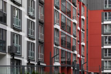Bu görünümde, kira veya ipotek için mevcut yaşam alanlarının ve emlak sigortasının önemini vurgulayan çağdaş bir yerleşim bölgesindeki yüksek katlı apartmanlar gösteriliyor..