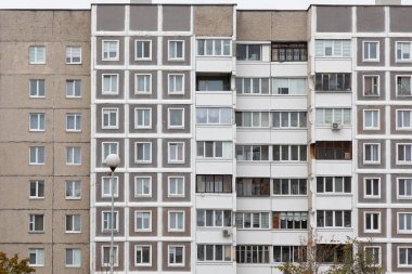 Manzara, bir banliyö yerleşim bölgesindeki yüksek apartmanları yakalıyor ve çeşitli yaşam alanlarını ve emlak sigortası ayrıntıları da dahil olmak üzere kira veya ipotek seçeneklerini vurguluyor..