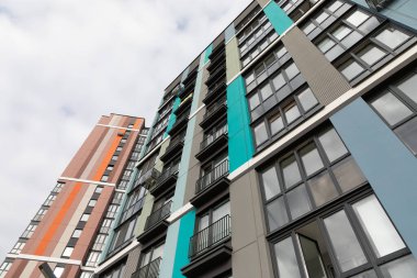 Çok katlı modern apartman daireleri, çeşitli kiralama seçenekleri ve konforlara yakınlık gösteren canlı bir yerleşim bölgesinde yer alıyor. Konut piyasasında ikamet edenler.