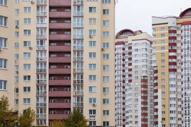 İmaj, potansiyel sakinler için kiralama ve ipotek seçeneklerinin önemini vurgulayarak, konut içindeki modern yüksek katlı apartmanlar gösteriyor..