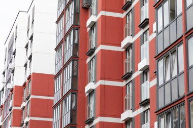 Bu görüşe göre, bir yerleşim yerindeki birkaç yüksek katlı apartman binası modern tasarımları ve potansiyel kiralama olanaklarını ön plana çıkarıyor..