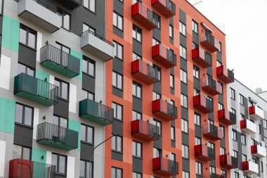 Bu yüksek katlı apartmanlar, kiralık fırsatlar ve kentsel yaşam tarzı tercihlerini ön plana çıkaran yerleşim bölgelerindeki çağdaş mimariyi gösteriyor..
